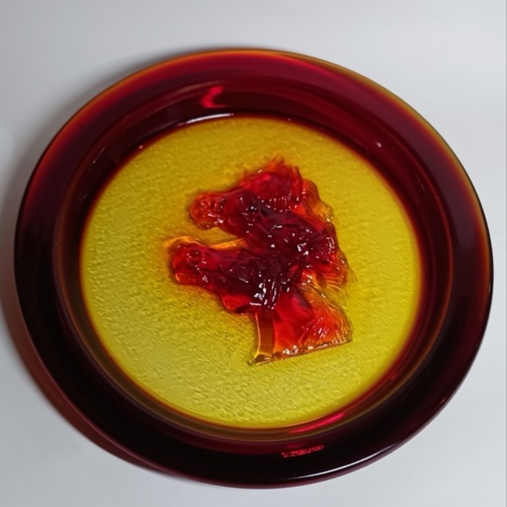 1075inch Vintage 1950s Amberina Solid Glass plate with horses headsL E SMITH
